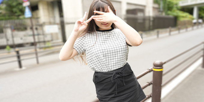 10musume 111125_01 – A veteran girl sticks out her tongue and makes a peace sign