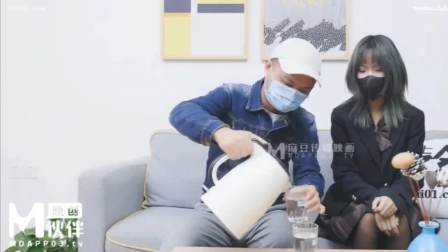 SH007 MC Meng Lan uses her long sexy legs to massage her rich client