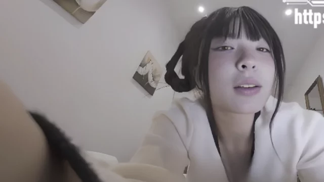 Zi Xuan’s twin-tail look and her wild phone-controlled session